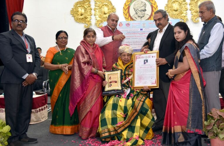 Matoshree Godutai Avvaji Award presented to Dr. Vilasvati Khuba