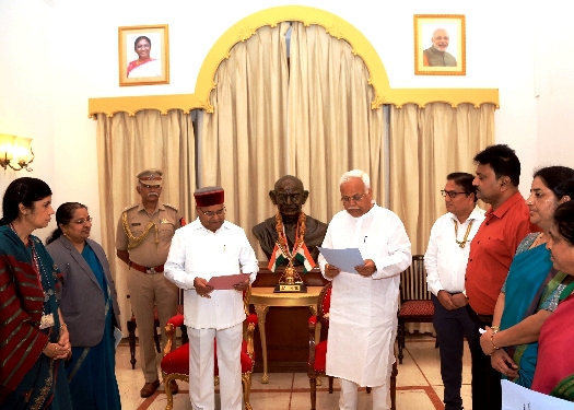 Karnataka governor administers oath of pro-tem speaker to R.V Deshpande