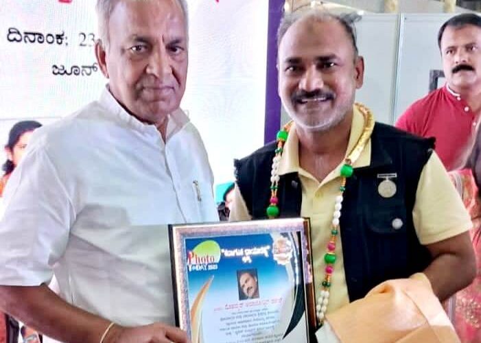 Ayazuddin Patel honoured with Karnataka Chhaya Ratna Award